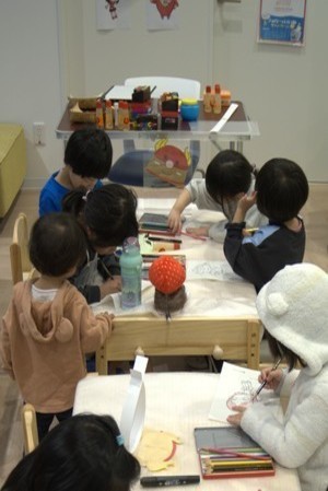 ぬりえであそぶこどもたち