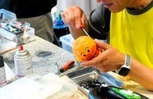 おもちゃを修理している写真