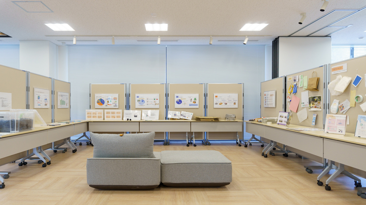 企画展の様子の写真　ソファを囲む展示パネル